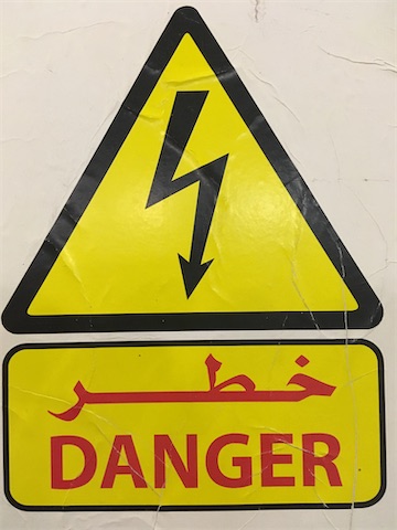 Warnschild vor elektrischer Spannung.